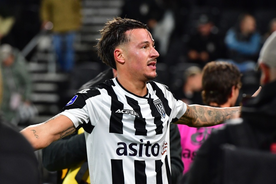 输给奈梅亨, 左边锋替补 输给奈梅亨, 左边锋替补