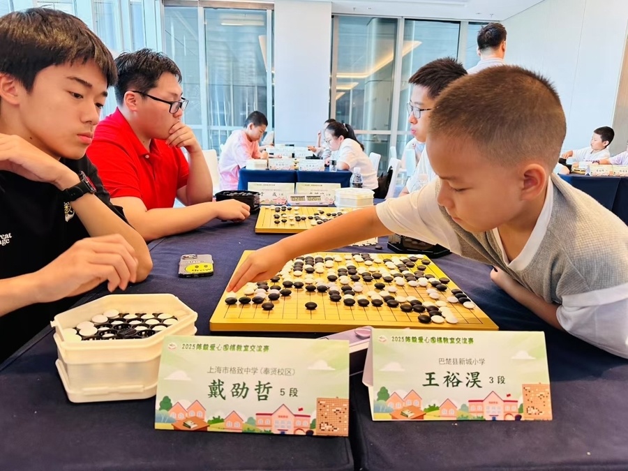 开幕式上, 间围棋教室, 位师生参加